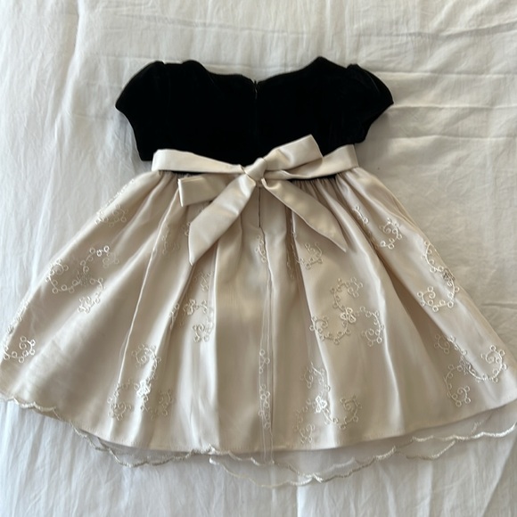 Princess Wear Baby girl holiday dress. Size 24 months - Picture 3 of 6